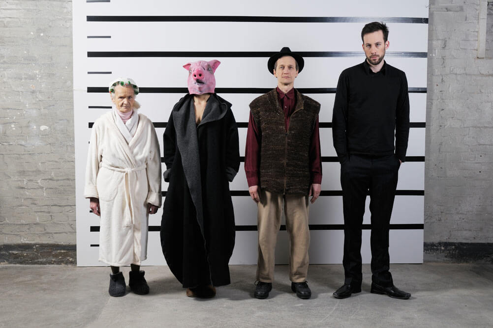 Vier Verdächtige bei einer polizeilichen Gegenüberstellung