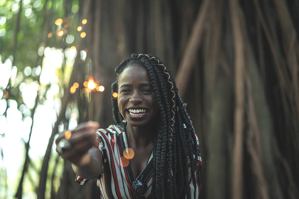 Menina bonita atraindo boa sorte com luz