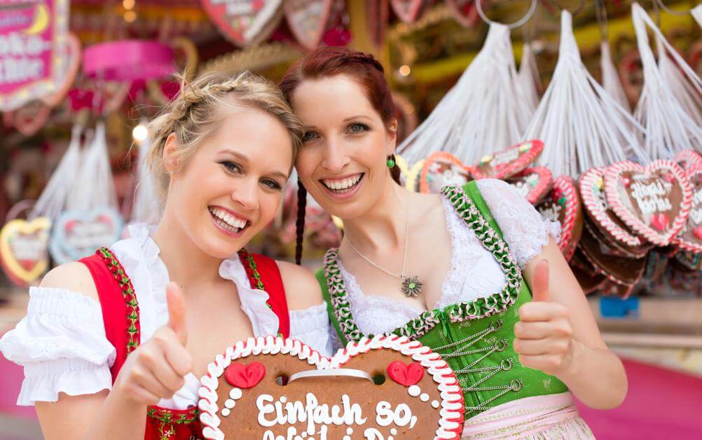 Zwei Frauen im traditionellen bayerischen Dirndl feiern das Oktoberfest mit den besten Oktoberfest-Slots im Lottoland