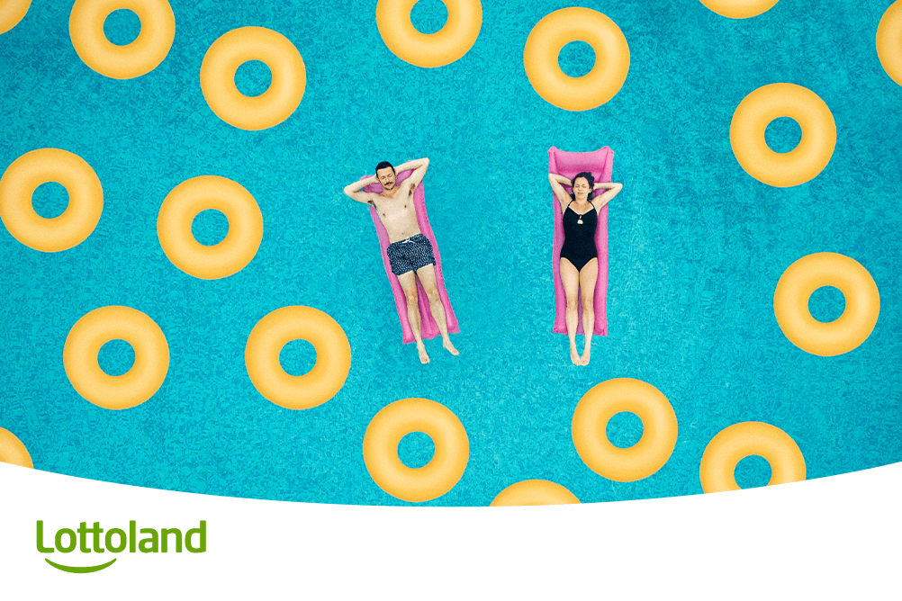 Ein entspanntes Paar liegt auf rosa Luftmatratzen, umgeben von gelben Schwimmringen in einem türkisen Pool – symbolisiert das Träumen von Lottozahlen und die Chance, mit Lottoland Millionär zu werden.