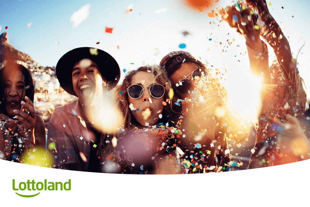 Fröhliche Gruppe junger Menschen feiert ausgelassen mit Konfetti und Sonne – symbolisiert echte Lottogewinner-Geschichten und pure Lebensfreude dank hoher Gewinne bei Lottoland.
