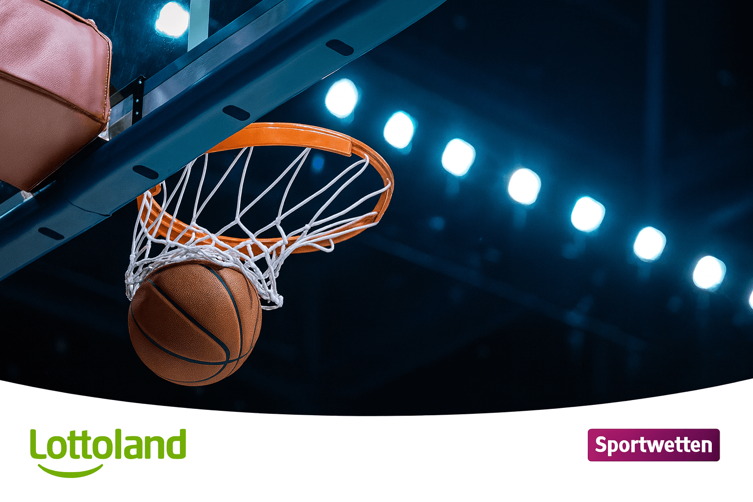 Ein Basketball fliegt durch den Korb in einer hell erleuchteten Arena, mit Lottoland-Logo unten links und dem Schriftzug Sportwetten unten rechts.