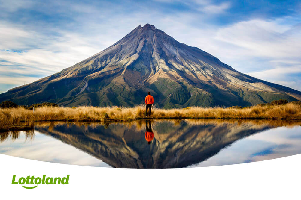 Motivierter Sportler mit Blick auf den Gipfel