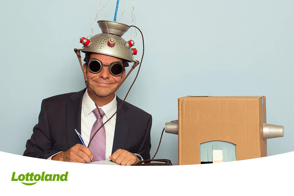 Mann mit kurioser Maschine über Lottostatistiken