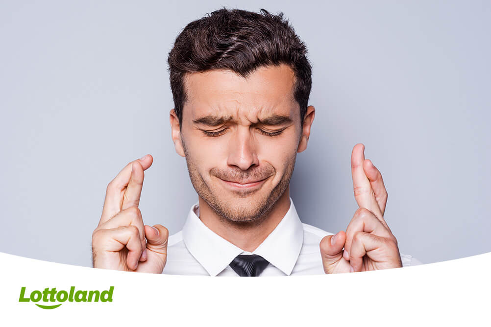 Mann wünscht sich, die richtigen Glückszahlen beim Lotto zu treffen